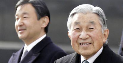 El actual emperador Akihito junto al pr&iacute;ncipe heredero Naruhito.