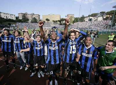 Los jugadores del Inter festejan la conquista del <i>scudetto</i> la temporada pasada.