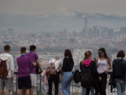 Vistas de Barcelona desde Montjuïc, con contaminación al fondo, en una imagen de marzo de 2022.