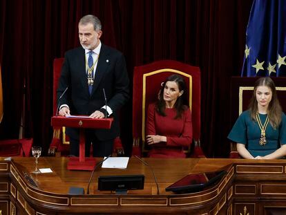 El rey Felipe pronuncia el discurso de apertura de la XV Legislatura de las Cortes Generales, ante la reina Letizia y la princesa Leonor, este miércoles en el Congreso de los Diputados.