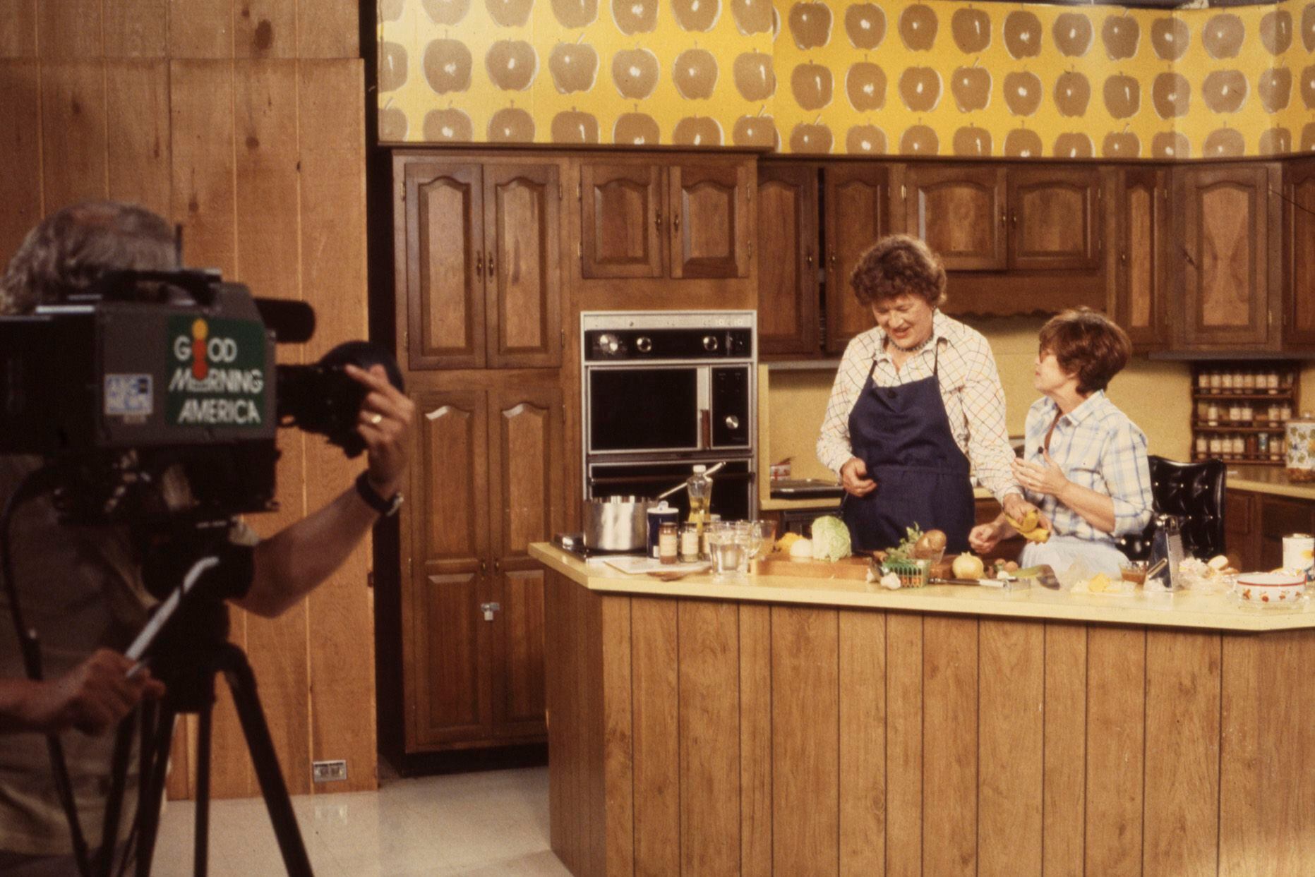 La cocinera y divulgadora Julia Child (izquierda) y la humorista Erma Bombeck durante la grabación de uno de sus programas televisivos.