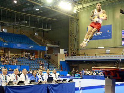 El gimnasta español Néstor Abad en la prueba de salto.