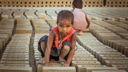Unos niños de corta edad trabajan en un horno de ladrillos en la zona de Biratnagar, en Terai (Nepal), en noviembre de 2021.