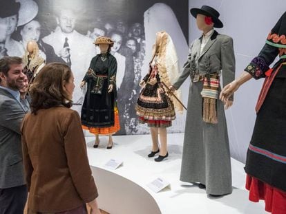 Una aspecto de la muestra con los trajes de Evita Perón.