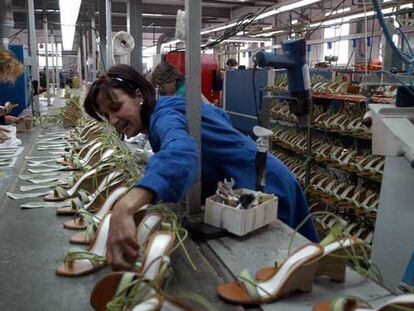 Fábrica de calzado en Elche, una de las actividades más afectadas por la competencia asiática.