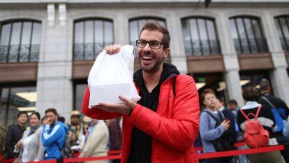 Un comprador del iPhone 6 ante la tienda de Apple en Madrid.