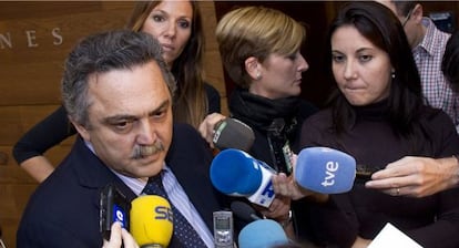 El diputado del PP Andrés Ballester, que ha recogido firmas para pedir el indulto para Hernández Mateo.