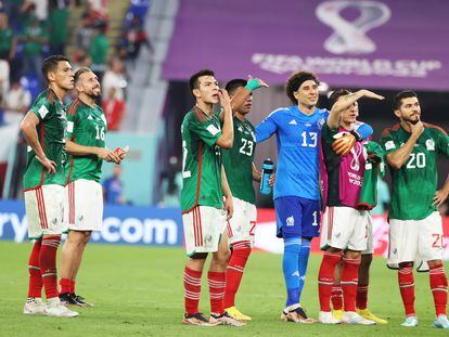 Héctor Moreno, Herrera, Hirving Lozano, Jesús Gallardo, Memo Ochoa, Guardado y Henry Martín, tras el partido contra Polonia.