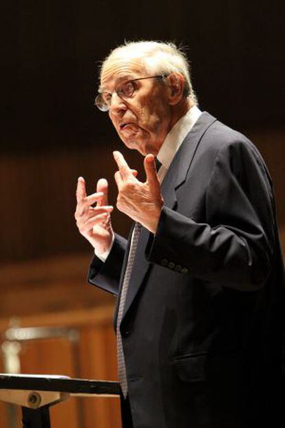 Pierre Boulez ensaya en 2011 con el Ensemble Intercontemporain, en el Royal Festival Hall en Londres.