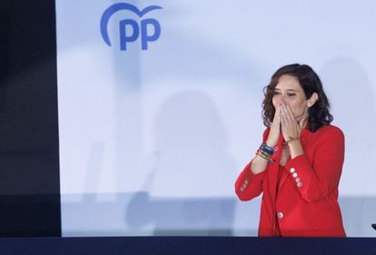 La presidenta de la Comunidad de Madrid y candidata a la reelección, Isabel Díaz Ayuso, celebra la victoria del partido en la sede nacional del PP, a 28 de mayo de 2023, en Madrid (España).