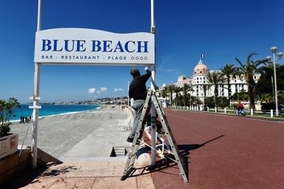 Preparativos para la reapertura de los locales en las playas de Niza (Francia), el 3 de mayo. 