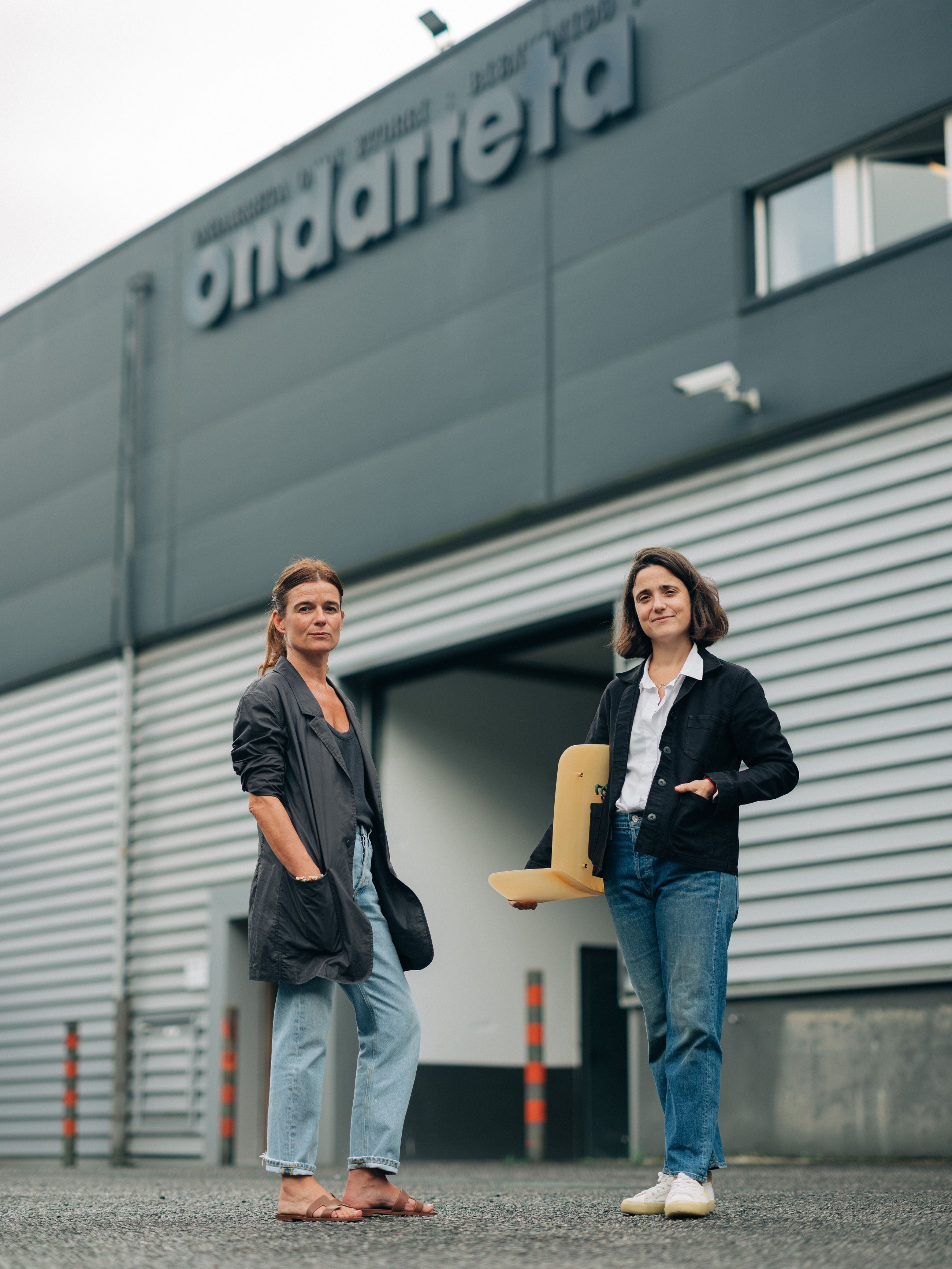 Las hermanas Nora y Nadia Arratibel en la fábrica de Ondarreta.