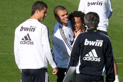 Cristiano Ronaldo, Pepe, Marcelo y José Mourinho bromean durante un entrenamiento del Madrid.