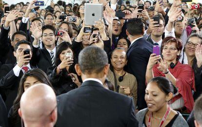 Una multitud despide a Obama tras su discurso en el museo de Antropolog&iacute;a de la capital mexicana. 
