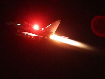 Un avión de la Royal Air Force participa en un ataque contra objetivos hutíes en Yemen, este viernes.