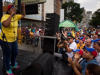 Yuraima Rondon habla en el acto de recolecci&oacute;n de firmas para revocar el mandato de Nicol&aacute;s Maduro.
