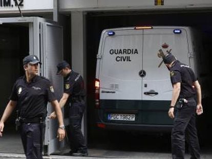 El furg&oacute;n de la Guardia Civil accede a las dependencias de la Audiencia Nacional.