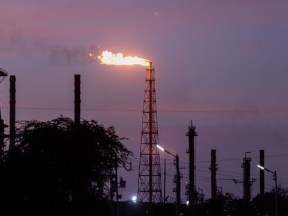 Venezuela's Opposition-Led PDVSA Pushes Back Deadline for Bonds. - The Petroleos de Venezuela SA (PDVSA) Amuay oil refinery at the Paraguana Refinery Complex in Punto Fijo, Falcon State, Venezuela, on Saturday, Aug. 19, 2023. An ad-hoc board for Venezuela's oil company said it will extend a legal deadline on PDVSA's bonds, echoing an agreement for sovereign debt earlier this week. Photographer: Betty Laura Zapata/Bloomberg
