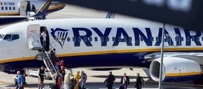 Varios viajeros desembarcan de un avión de la compañía aérea Ryanair. 