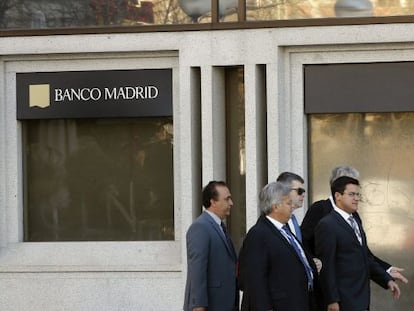 Un hombre protesta ante la sede del Banco de Madrid intervenido ayer por el Banco de España