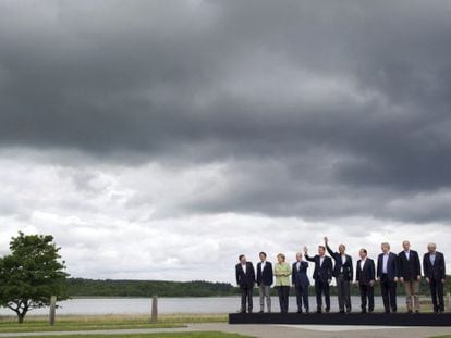 Los miembros del Grupo de los Ocho posan para una foto de familia durante la segunda jornada de la cumbre en Reino Unido este martes.