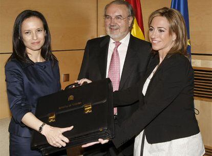 La nueva ministra de Vivienda, Beatriz Corredor (izquierda), con Pedro Solbes y Carme Chacón.
