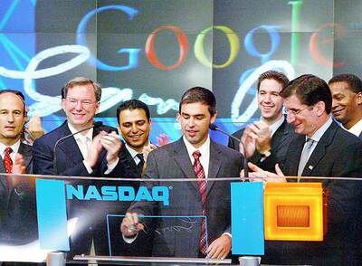 Directivos de Google y del mercado Nasdaq el día del estreno en Bolsa, en agosto de 2004, de la compañía de Internet.