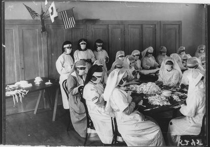 Un grupo de voluntarias de la Cruz Roja durante la gripe española en 1918.