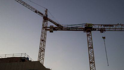Dos grúas en una obras en el centro de Barcelona, ayer.