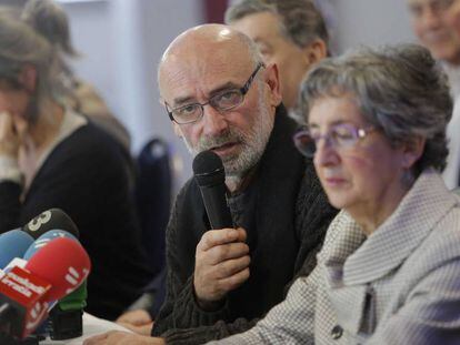 Michel Berhocohirigoin interviene, como portavoz de la organizaci&oacute;n, en la rueda de prensa del pasado 23 sobre el desarme de ETA en Baiona.