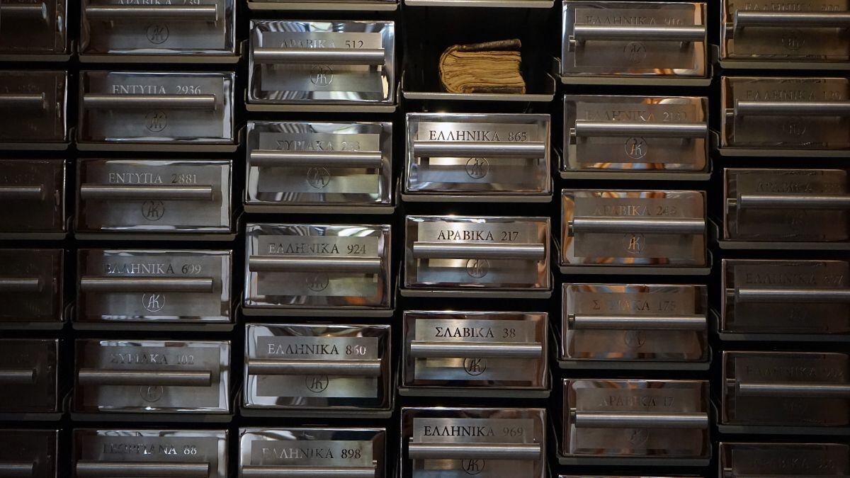 Cajas de acero inoxidable, cada una de las cuales vale cerca de 850 euros,  protegen las obras más valiosas de la biblioteca. 
