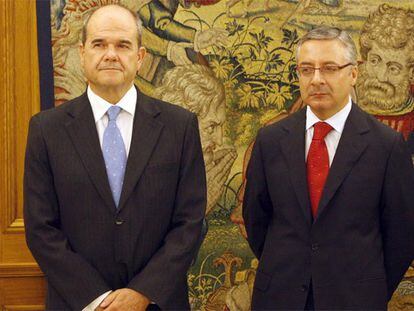 Manuel Chaves y José Blanco, durante el acto de promesa de sus cargos en La Zarzuela.