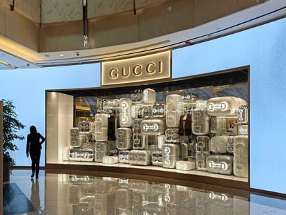 Escaparate de una tienda de Gucci en Shanghái, China, el 15 de noviembre de 2023.