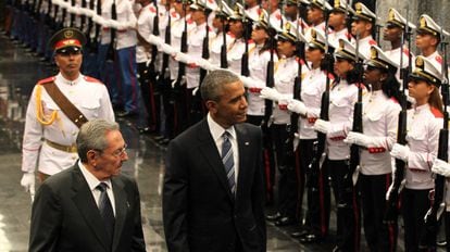 El presidente de Cuba, Raúl Castro, recibe al presidente de Estados Unidos, Barack Obama.