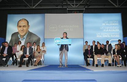 Francisco Granados Lerena, en la presentaci&oacute;n en 2011 del candidato del PP a la alcald&iacute;a de Valdemoro, Jos&eacute; Carlos Boza. Ambos han sido detenidos.