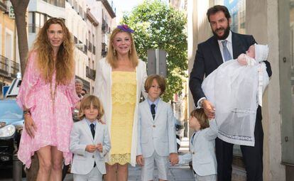 Borja Thyssen, con su esposa Blanca Cuesta, su madre Carmen Cervera y sus cuatro hijos.