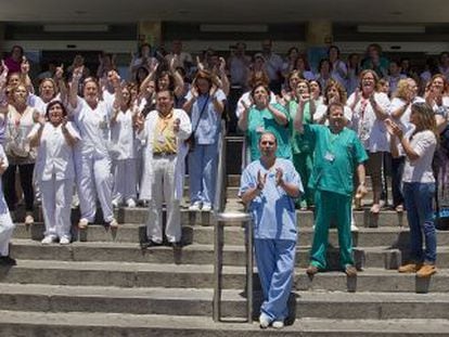 Profesionales sanitarios protestan, ayer, ante el Hospital Macarena.