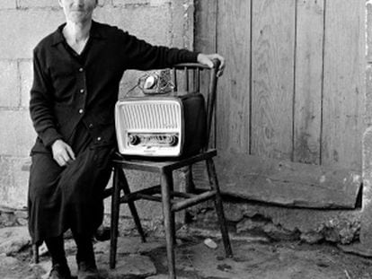 Dorotea posa con su radio en Soutelo de Montes (Pontevedra), en 1960.