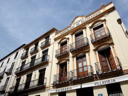 Fachada del hotel Balneario Villavieja, el único que queda en la localidad castellonense de La Vilavella.  