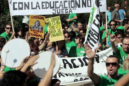 Concentración de profesores en Toledo, ayer, durante la huelga en los institutos de Castilla-La Mancha contra los recortes educativos.