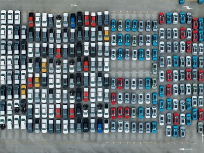 Vista aérea del estacionamiento de nuevos automóviles en una fábrica.