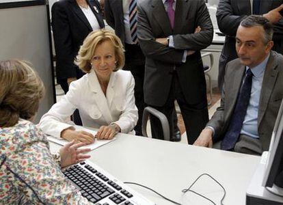 La ministra Salgado junto al Secretario de Estado de Hacienda, Carlos Ocaña, durante una visita a una oficina de la Agencia Tributaria en Madrid.