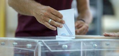 Un ciudadano vota en un colegio electoral de Atenas.