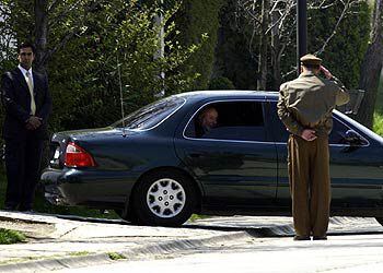 El juez Juan Guzmán abandona la residencia del ex dictador chileno Augusto Pinochet, en Santiago de Chile.