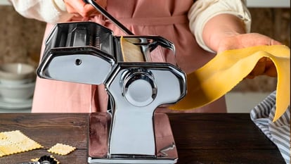 Prepara pasta fresca casera en solo 9 minutos con la máquina para