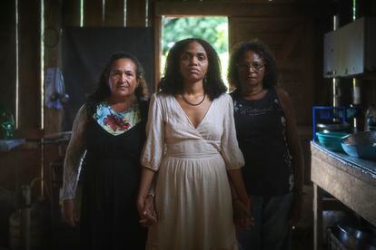 Daniela Silva posa para un retrato junto a dos de las mujeres que inspiran su lucha: Francineide Ferreira dos Santos y Raimunda Gomes da Silva. Las tres fueron expulsadas de su tierra debido a la construcción de la represa Belo Monte.