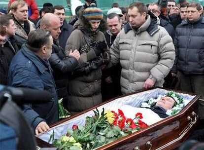 Amigos y familiares despiden al abogado asesinado, Stanislav Markélov, en Moscú.