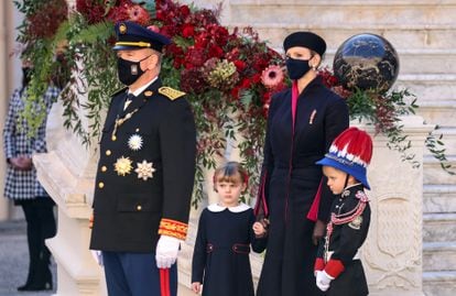 El príncipe Alberto y Charlene junto a sus hijos, durante la celebración de la fiesta nacional de Mónaco en 2020.