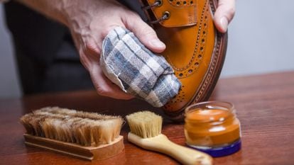 Una selección cuidada de productos básicos para limpiar a conciencia los zapatos de piel.