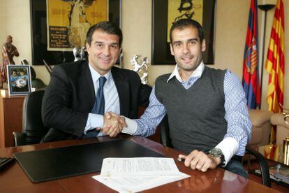 Joan Laporta con Pep Guardiola el día que firmó el contrato como entrenador del Barça en 2008.